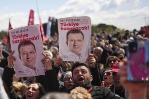 Stúpenci väzneného istanbulského primátora Ekrema Imamogla.