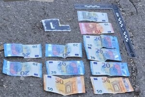 Díleri mali pri sebe aj finančnú hotovosť.
