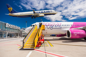 Ráno v Aténach, večer doma za 55 eur. Ako sa dá vyťažiť z vojny Ryanairu a Wizz Airu v Bratislave?