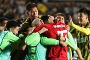 Radosť hráčov Kajratu Almaty po postupe do Ligy majstrov.