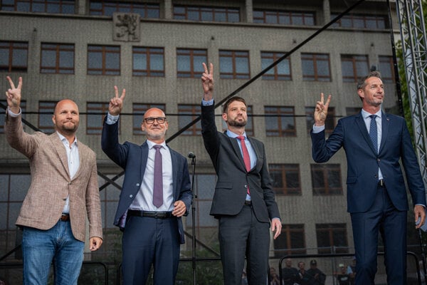 Jaroslav Naď, Branislav Gröhling, Michal Šimečka a Milan Majerský na proteste v Bratislave.