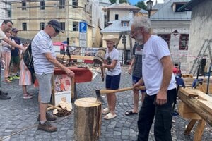 Ukážky tradičného tesárstva pre verejnosť na podujatí Nezabudnuté remeslá, aktivita z edukačného programu projektu rekonštrukcie.