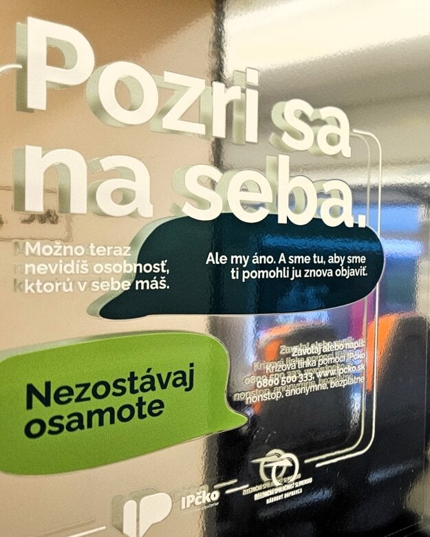 Nálepka kampane Pomoc prichádza vlakom