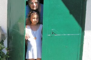 Elena Baranová v plechových dverách, ktré boli v zadnej časti domu od dvora. Viedli do kuchyne.