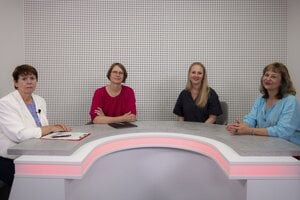 Zľava Viera Legerská – moderátorka diskusie, Marta Jendeková – programová manažérka v Academii Istropolitana Nova, Ditta Trindade Dolejšiová – expertka na globálne vzdelávanie v GENE (Global Education Network Europe) a Zuza Fialová – lektorka a sociologička z Klimatickej koalície.