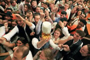 V Mníchove sa začal pivný festival Oktoberfest.