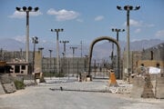 Na archívnej snímke z 25. júna 2021 vstupná brána na leteckú základňu Bagram v Afganistane. 