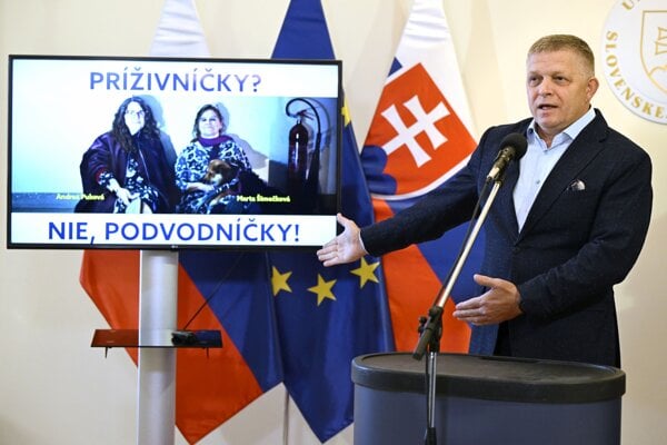 Premiér Robert Fico rozoberá dotácie pre matku predsedu Progresívneho Slovenska Martu Šimečkovú.