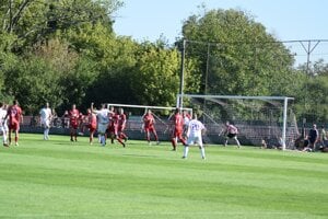 Záber zo stretnutia Komjatice - Bánov 0:3. 