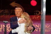 Americký prezident Donald Trump a vdova po Charliem Kirkovi Erika Kirková.