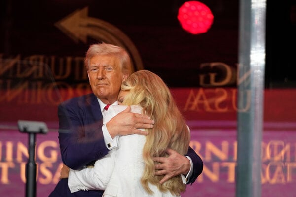 Americký prezident Donald Trump a vdova po Charliem Kirkovi Erika Kirková.