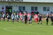 Soblahov (v červenom) potvrdil vedúcu priečku víťazstvom 2:0. 