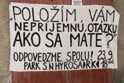 V Ružomberku pozývajú na protest aj plachtou na garáži. Stáva sa z toho tradícia. 