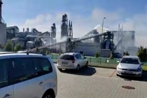 Požiar v Malackách zamestnáva hasičov už niekoľko hodín.