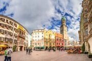 Innsbruck - pohľad na dom so Zlatou strechou a mestskú vežu
