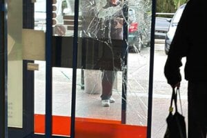 Zlodej poškodil vstupné dvere do predajne a kamerový systém. 