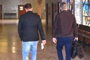 Peter (vľavo) a jeho obhajca odchádzajú z krajského súdu.