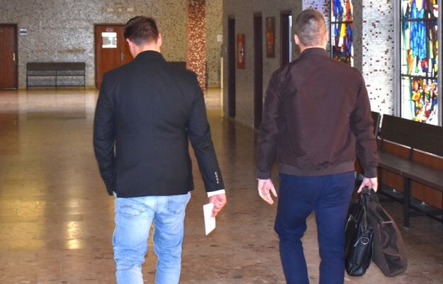 Peter (vľavo) a jeho obhajca odchádzajú z krajského súdu. (zdroj: Korzár/Róbert Bejda)