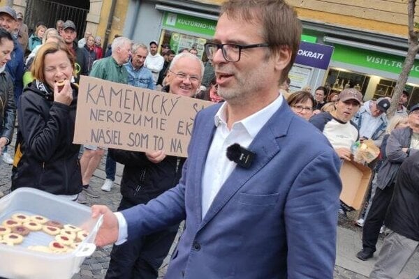 Szalay rozdáva ľuďom konsolidačné keksy.