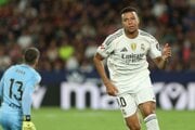 Kylian Mbappé oslavuje gól do siete Levante.