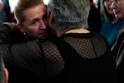 Dánska premiérka Mette Frederiksenová sa objíma s obyvateľkou Grónska v kultúrnom dome Katuaq v Nuuku.