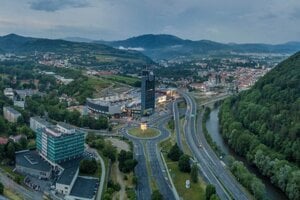 Obchodník so zbraňami aj recyklátor hliníka. Po kom idú daniari v Banskej Bystrici?