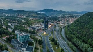 Obchodník so zbraňami aj recyklátor hliníka. Po kom idú daniari v Banskej Bystrici?
