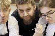 Ľuboš Kovaľ alias učiteľ z hotelky odovzdáva svoje skúsenosti z kuchyne študentom, ale aj ľuďom na sociálnych sieťach. 