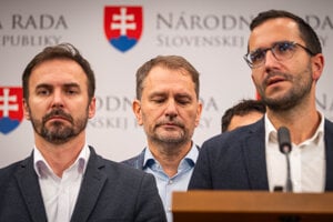 Matoviča zradili poslanci. Parlament nečakane schválil Ficovu novelu ústavy