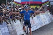 Taliansky cyklista Mark Lorenzo Finn víťazí v pretekoch s hromadným štartom v kategórii mužov do 23 rokov na MS v cestnej cyklistike 2025.