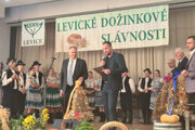 Dožinkový veniec si prevzal aj Michael Houmann (vľavo) zo spoločnosti Donau Farm Kalná nad Hronom, ktorá slávnosti pripravila.
