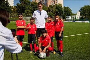Martin Škrtel s mladými futbalistami.