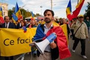 Podporovateľ proeurópskej strany PAS na zhromaždení v Kišiňove.