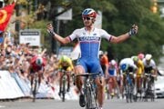 Víťazné gesto Petra Sagana v cieli MS v cyklistike 2015 v americkom Richmonde. 