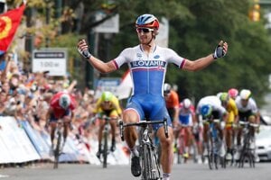 Mal síl na jediný útok, použil starý trik. Sagan zvíťazil aj vďaka zrážke s motorkou