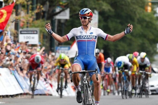 Víťazné gesto Petra Sagana v cieli MS v cyklistike 2015 v americkom Richmonde. 