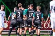 Futbalisti OFK Dynamo Malženice oslavujú gól.