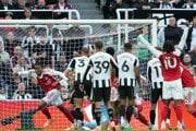 Gabriel oslavuje so spoluhráčmi gól proti Newcastlu.