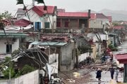 Tajfúnom Bualoi poškodené domy v Thanh Hoa vo Vietname.