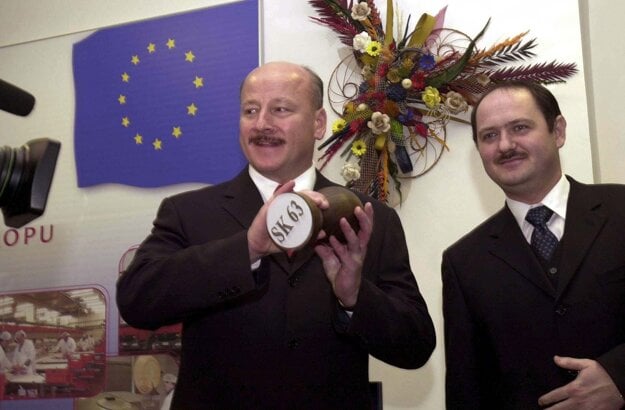 Ján Molnár (vľavo) v roku 2003 s ministrom pôdohospodárstva Zsoltom Simonom. (zdroj: TASR/Milan Kapusta)