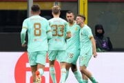 Ivan Schranz (druhý sprava) oslavuje svoj gól do siete AC Miláno. 