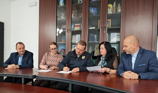 Podpis dohody o prevádzke sociálneho taxíka.  (zdroj: mesto Čadca)