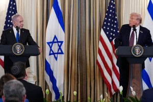 Americký prezident Donald Trump (vpravo) počas spoločnej tlačovej konferencie s izraelským premiérom Benjaminom Netanjahuom v Bielom dome.