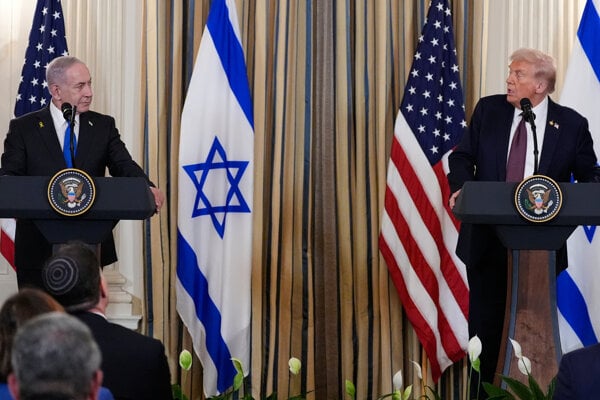 Americký prezident Donald Trump (vpravo) počas spoločnej tlačovej konferencie s izraelským premiérom Benjaminom Netanjahuom v Bielom dome.