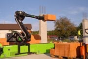 Murovací robot stavia dom.