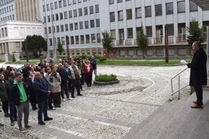 Branislav Mičieta na protestnom zhromaždení pred OÚ Prešov.