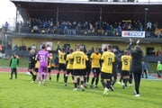 Ďakovačka futbalistov Námestova po víťaznom zápase s Považskou Bystricou.