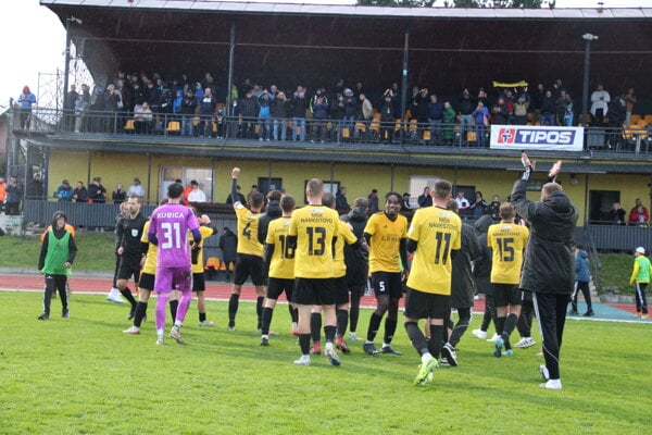 Ďakovačka futbalistov Námestova po víťaznom zápase s Považskou Bystricou.