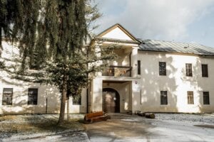 Kaštieľ v Chalmovej, miestnej časti Bystričian.
