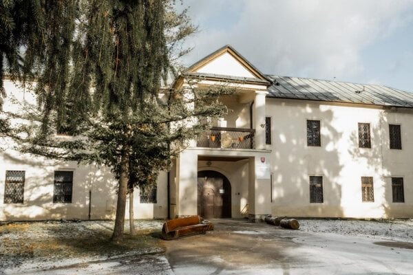Kaštieľ v Chalmovej, miestnej časti Bystričian.